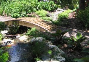 佛罗里达州比斯坎湾水景上的小桥必威体育app设计